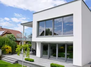 Stadtvilla mit Flachdach und Hebeschiebetür