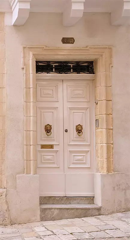 Holztür mit Verzierungen