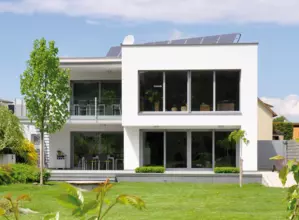 Stadtvilla mit grauen Hebeschiebtür-Elementen