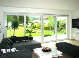 Blick vom Wohnzimmer durch Hebeschiebtür nach außen