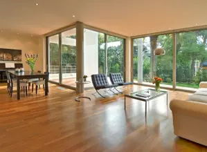 Hebeschiebetür im Wohnzimmer