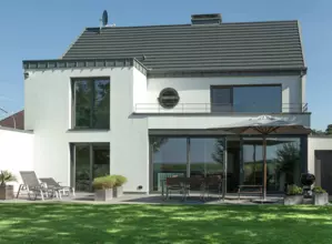 Moderne Hebeschiebetür in Gebäude von außen