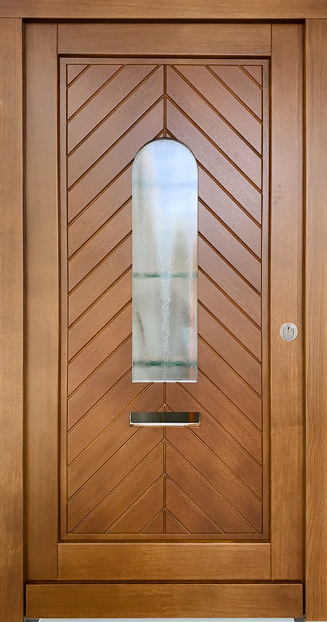 Holzhaustür mit rundem Ornamentglas und Briefeinwurf