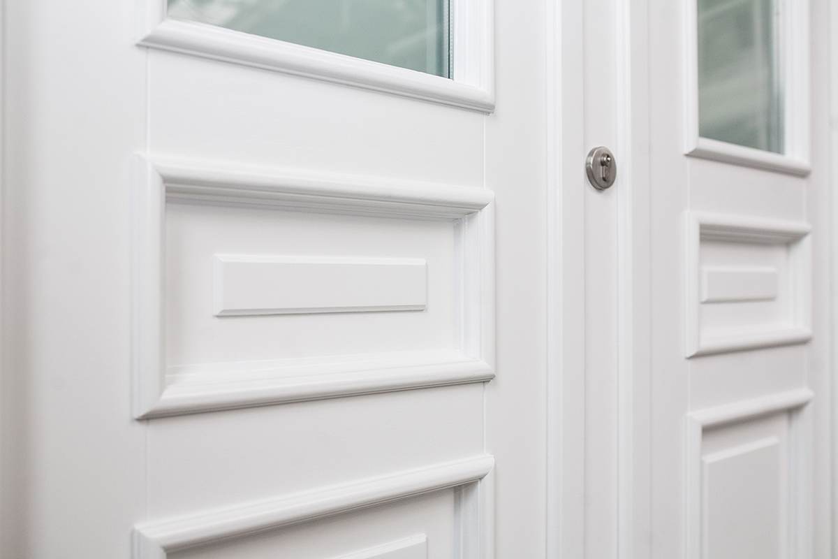 Holzeingangstür mit Verkleidungsprofilen