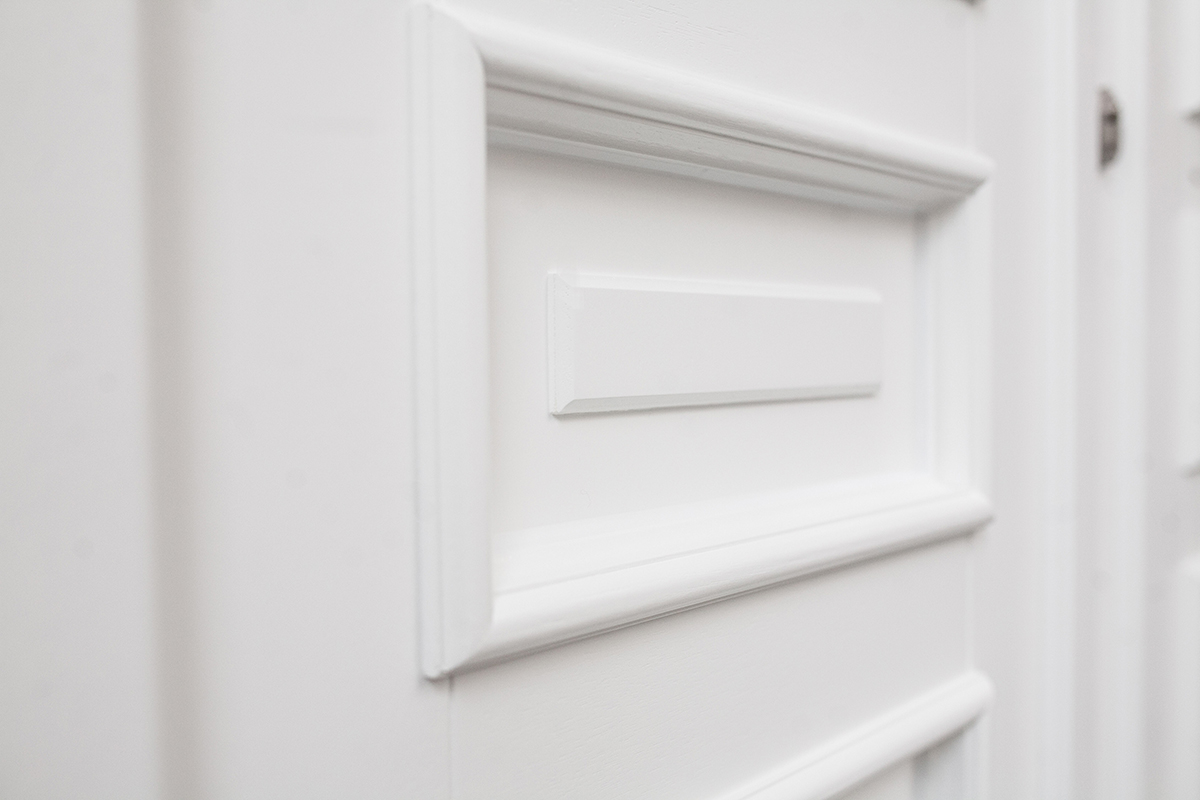 Weiße Holzhaustür mit Verkleidungsprofilen