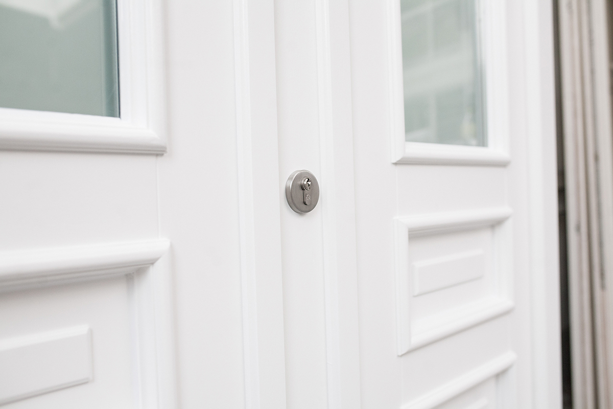 Holzhaustür in Weiß mit Schutzrosette