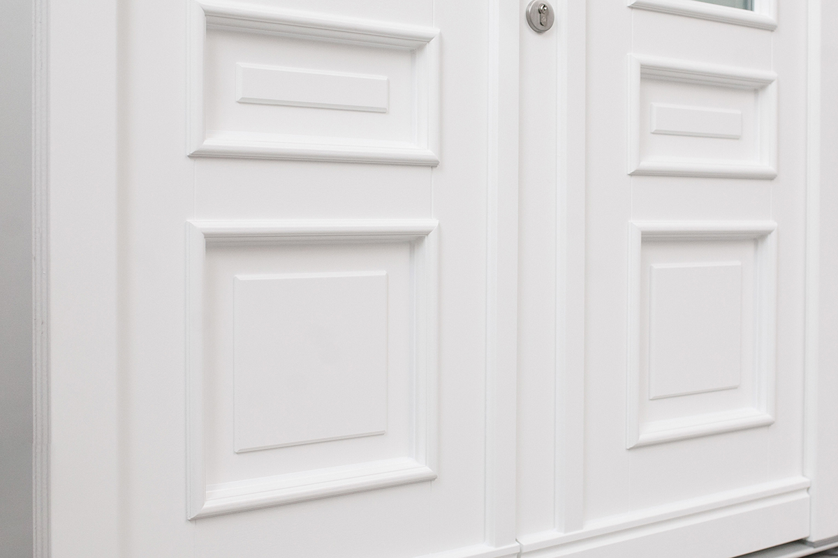 Weiße Haustür mit Schutzrosette aus Edelstahl