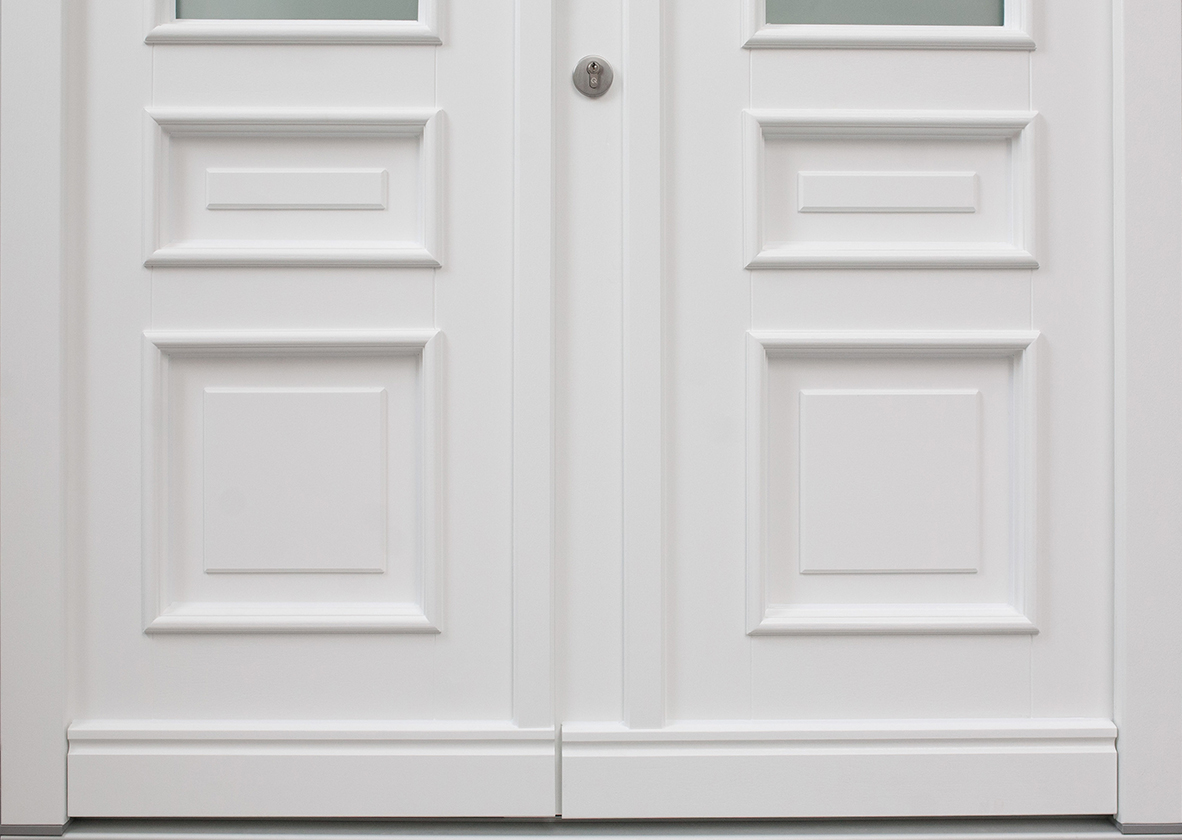 Weiße Holzhauseingangstür mit Rosette