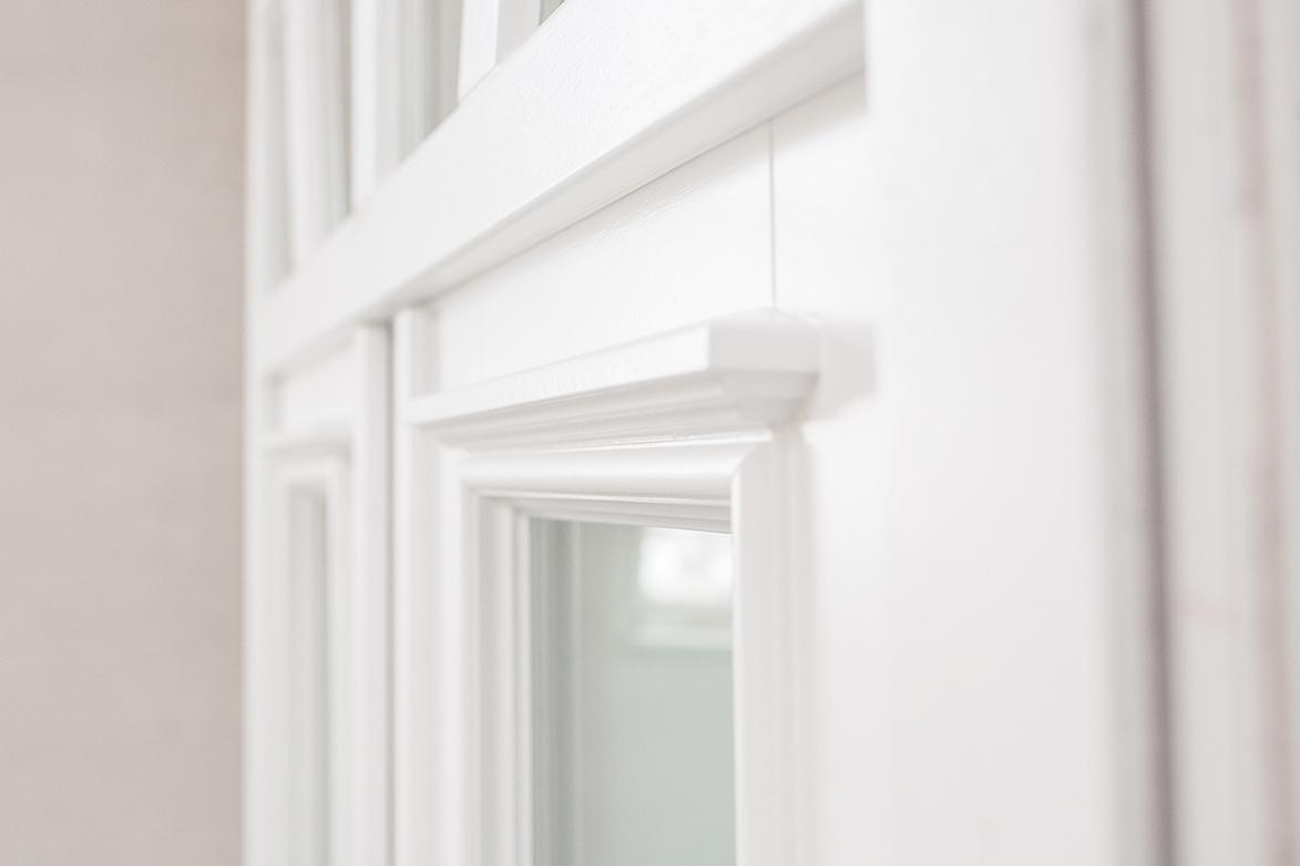 Hauseingangstür aus Holz in Weiß mit Zierprofil