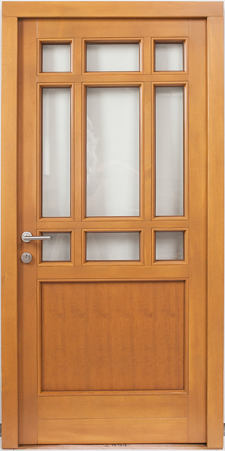 Haustür aus Holz mit Drücker