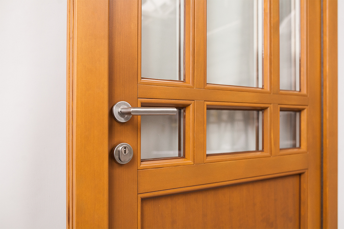 Holz-Hauseingangstür mit Rosette und Drücker