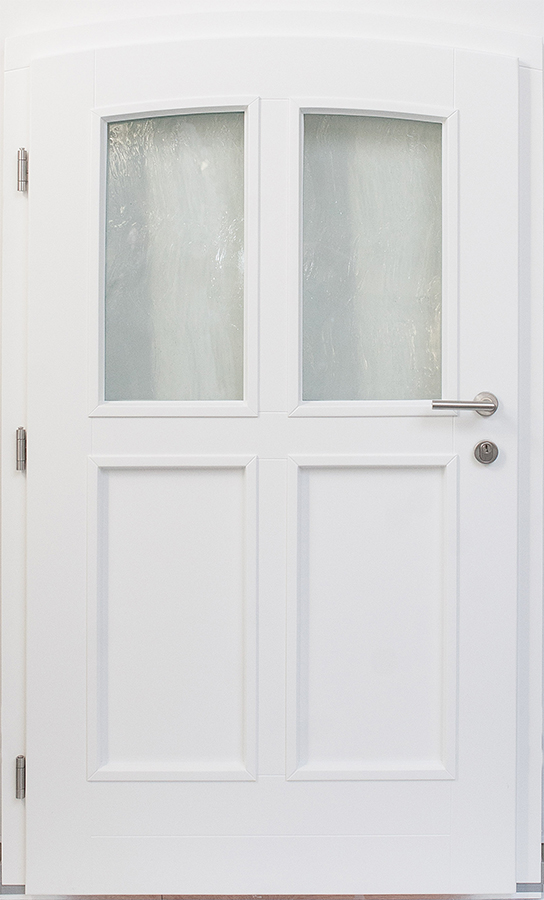Weiße Haustüre aus Holz mit Rosette und Drücker