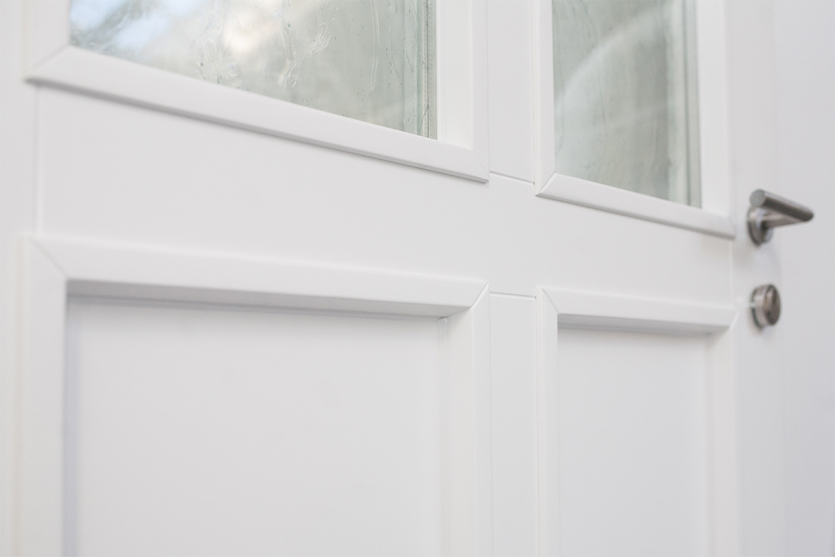 Holztür mit Rosette und Drücker von Außen