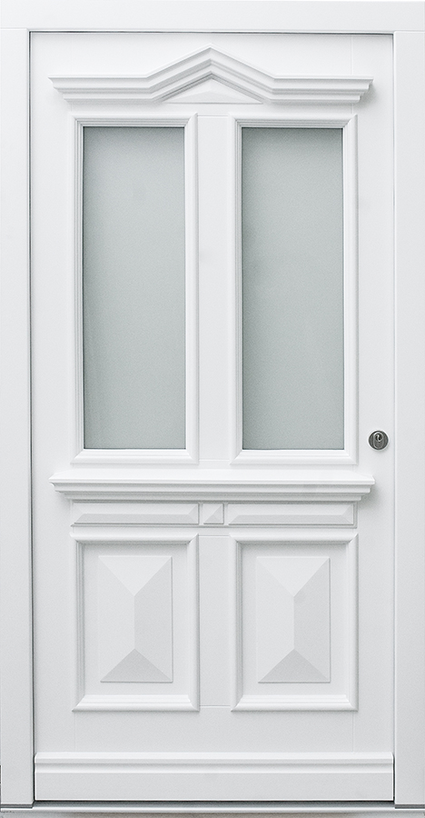 Weiße Haustür aus Holz mit Rosette und Zierprofilen