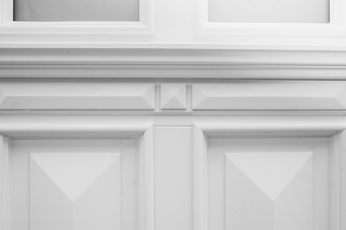 Zierprofile aus Holz in Weiß