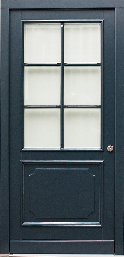 Blaue Holzhaustür von außen