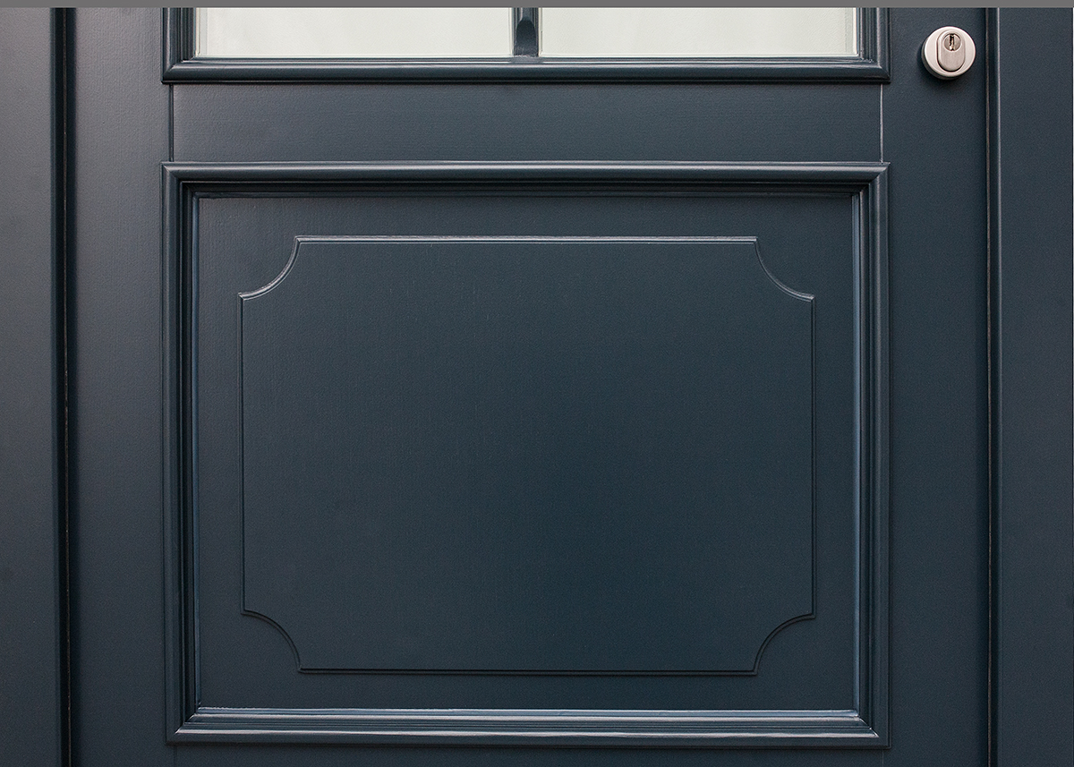 Blaue Holzhauseingnagstür mit Schutzrosette aus Edelstahl