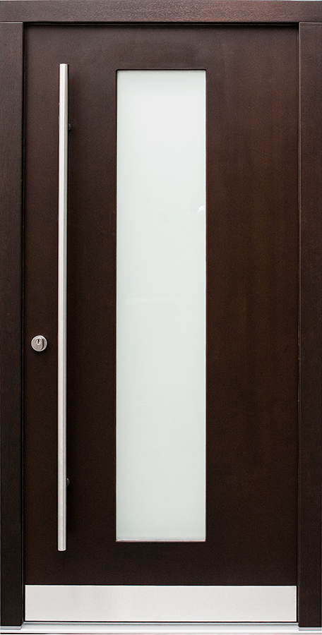 Rahmenhaustür aus Holz mit Stoßblech, Stoßgriff und Rosette