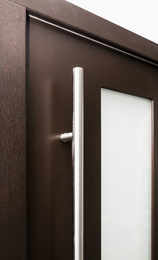 Holzhaustür mit Stoßgriff aus Edelstahl