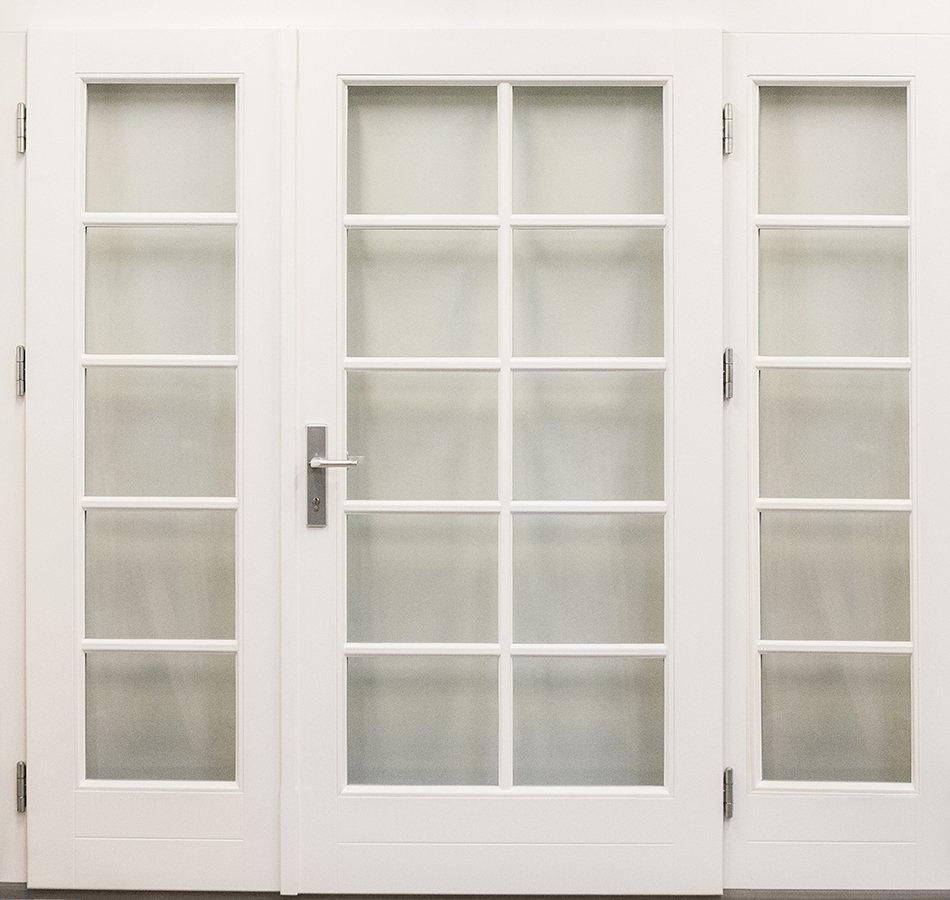 Holzhauseingangstür in Weiß mit Glasfüllung und Drücker