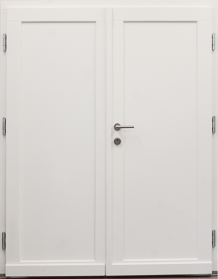 Weiße Holzhaustür mit Garnitur auf Rosette