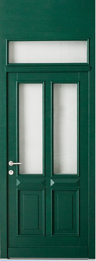 Holzhaustür mit Drücker und Oberlicht