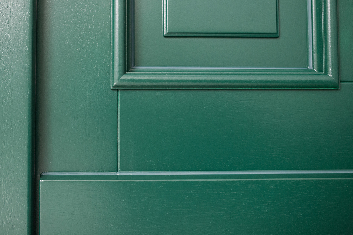 Holzhaustür in Grün mit Zierprofilen