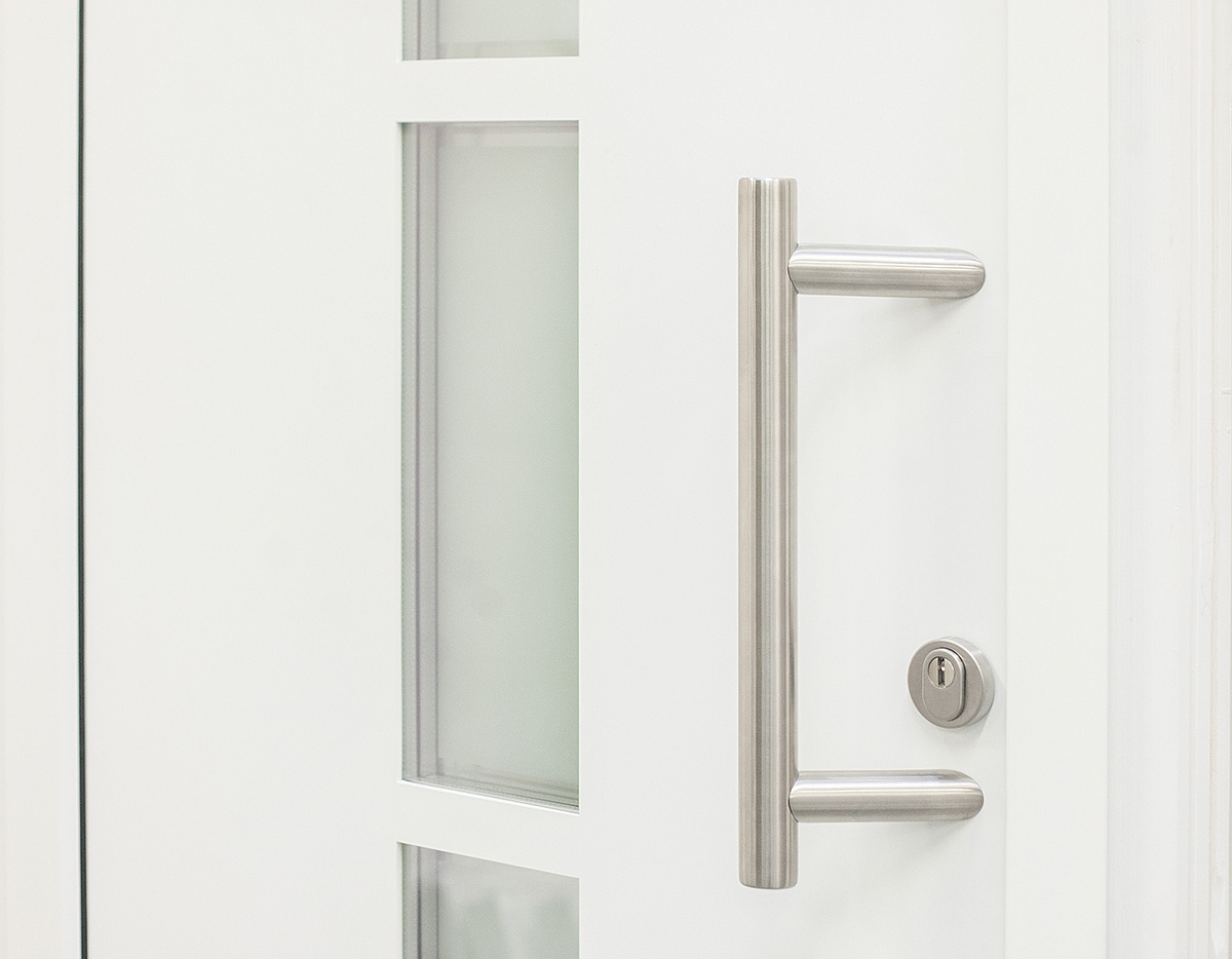 Stoßgriff mit schrägen Stützen aus Edelstahl