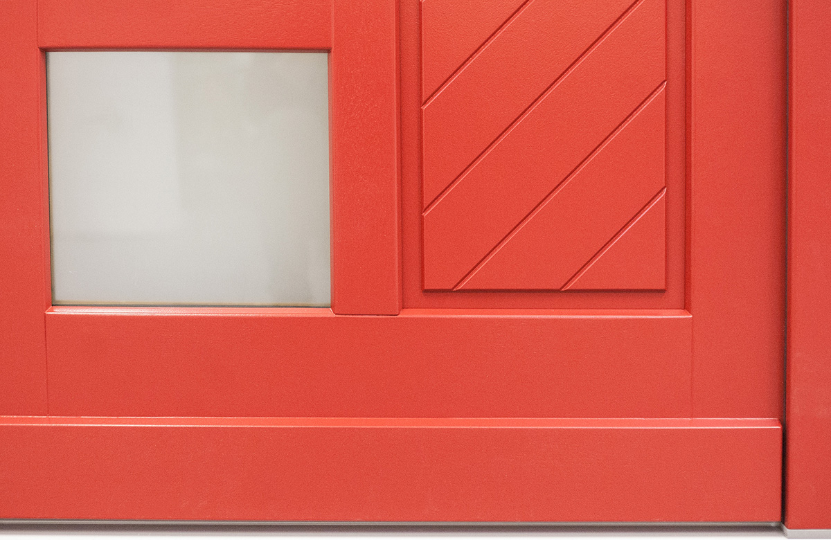 Rahmenhaustür aus Holz in Rot