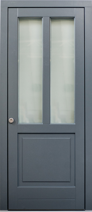 Dunkle Holzhaustür mit Glasfüllung und Rosette