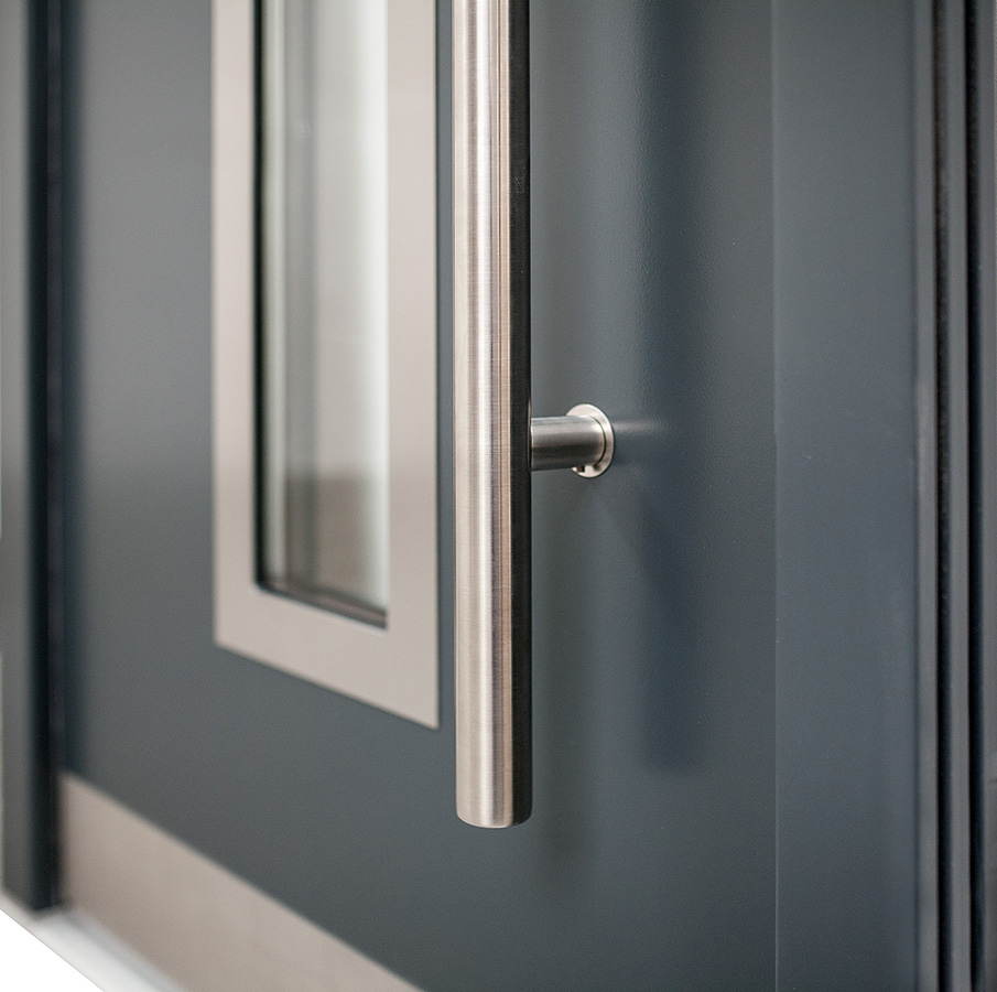 Holzhaustür mit Stoßblech und Stoßgriff mit geraden Stützen