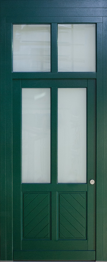 Grüne Rahmenkonstruktion mit Einsatzfüllung und Oberlicht