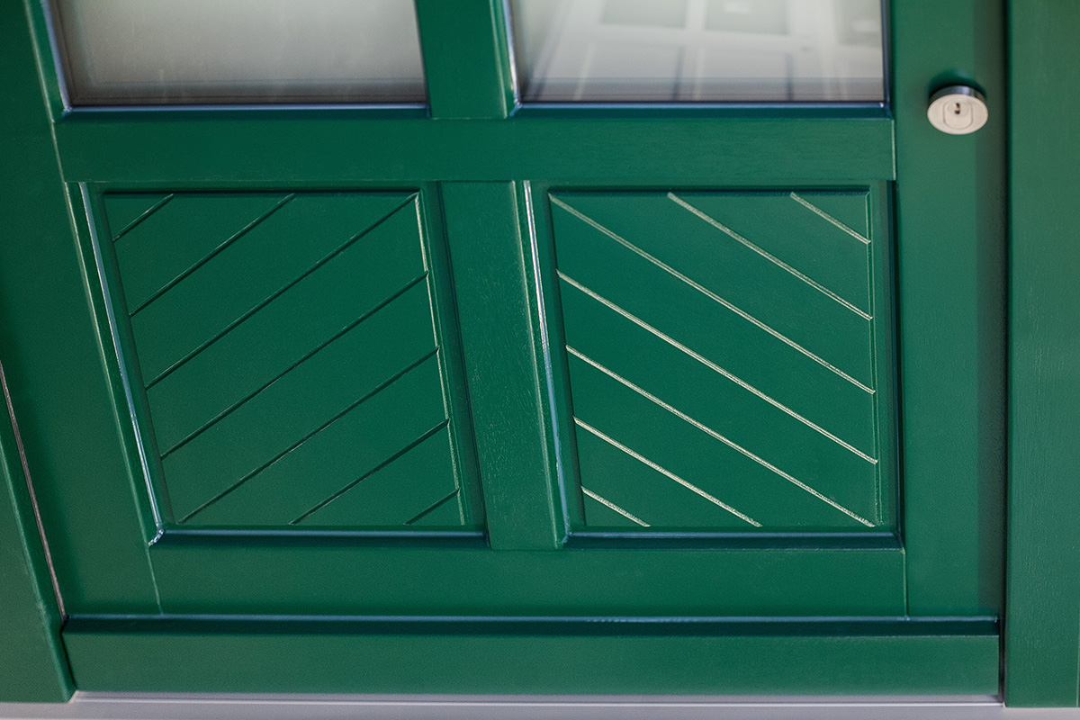 Einsatzfüllung einer Grünen Holzhaustür