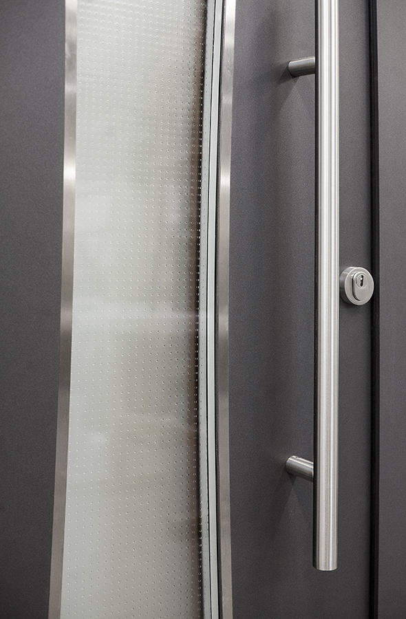 Holz-Aluminium-haustür mit Stoßgriff und Edelstahl-Applikationen