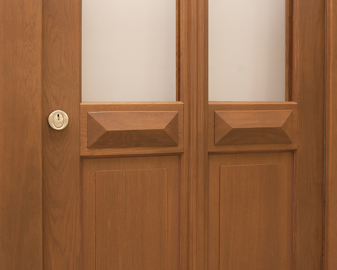 Holzhaustür der Serie Modern-Line mit Schutzrosette