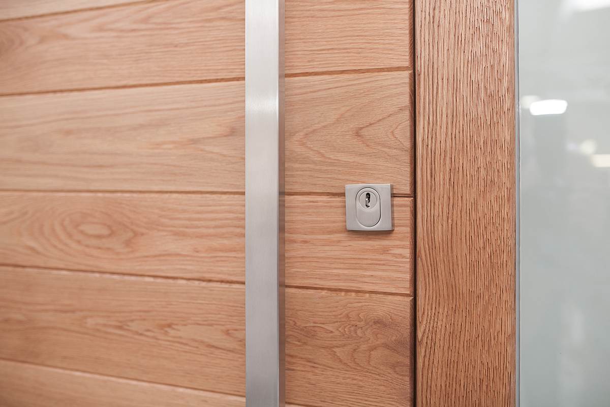 Holzhaustür mit Stoßgriff und Seitenteil