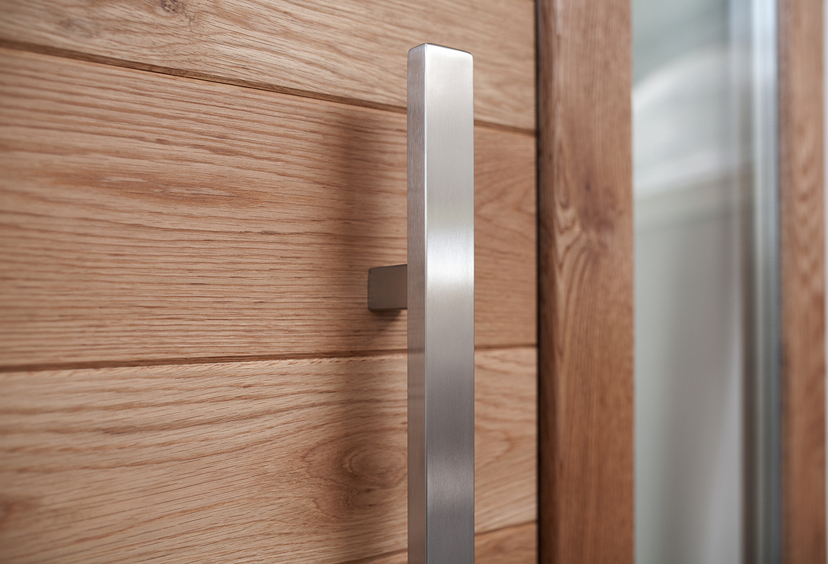 Edelstahl Stoßgriff an Holz-Hauseingangstür