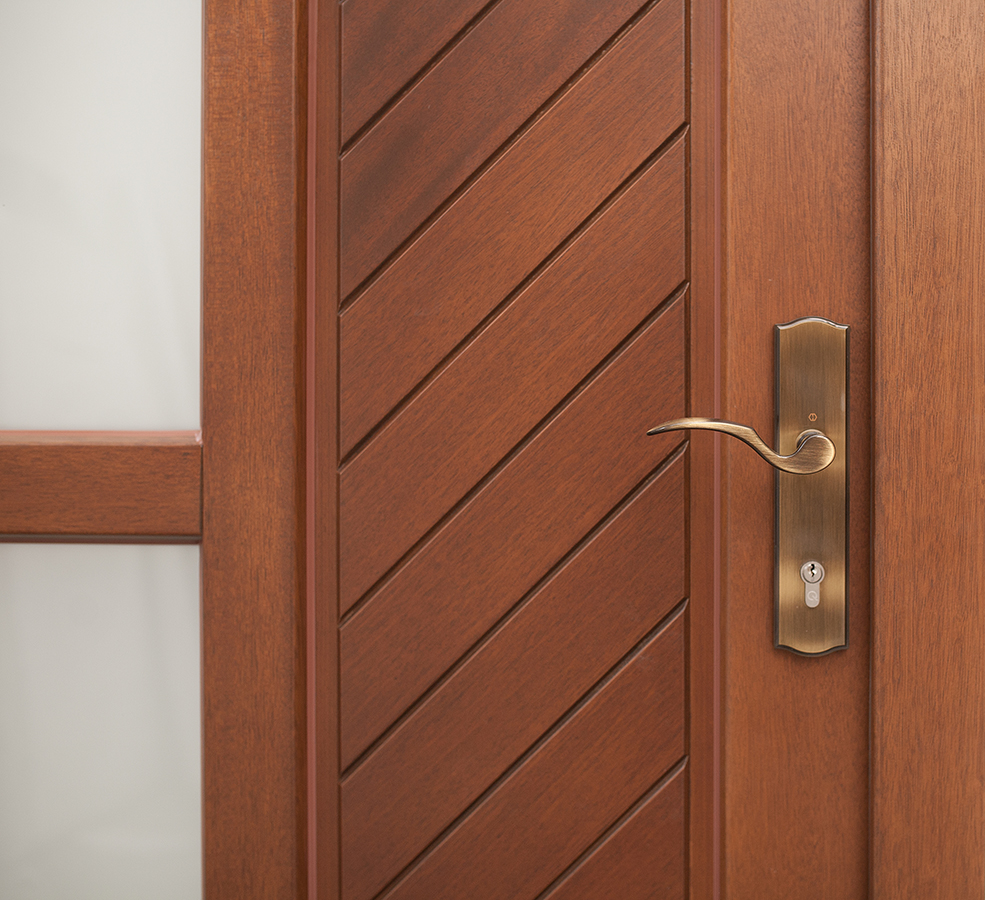 Holzhaustür der Serie Modern-Line mit Glasfüllung und Drücker