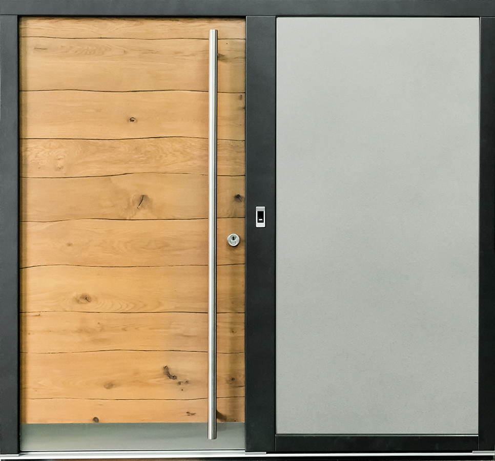 Holz-Haustür in Astoptik mit Seitenteil und Stoßgriff
