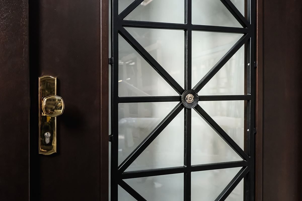 Haustür mit Knauf aus Messing und Glasfüllung