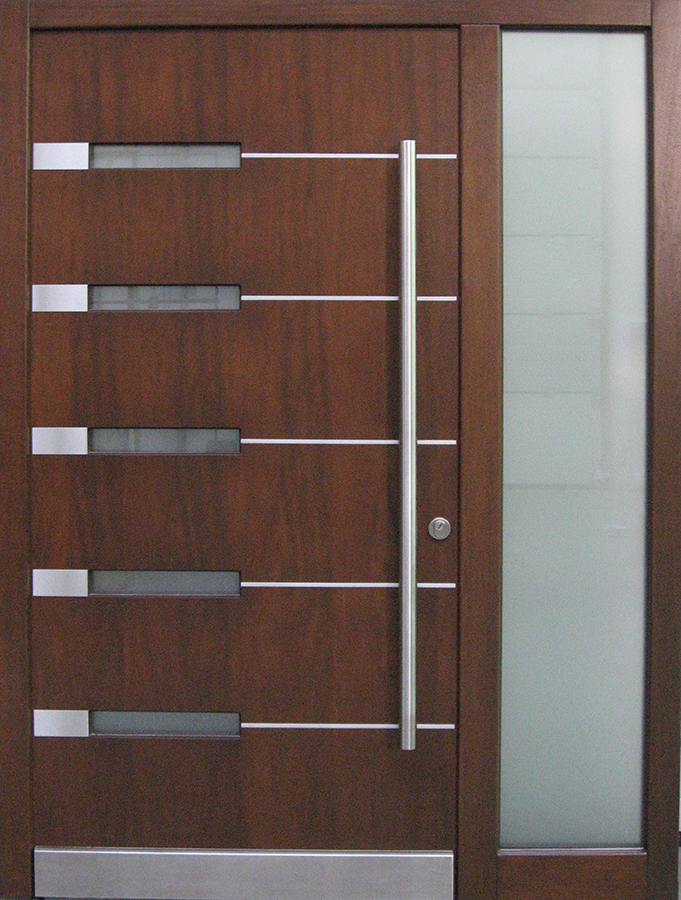 Holz-Aluminium Haustür mit Edelstahl-Applikatioen und Stoßgriff und Stoßblech