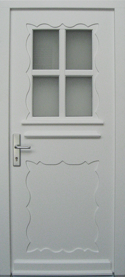 Weiße Haustür mit Zierprofilen und Einsatzfüllungen